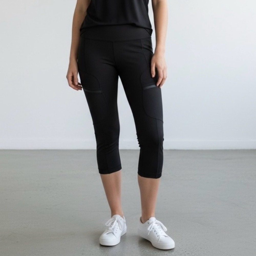 Lululemon Black Running Crop Leggings‎ Size 4 Zipper Pocket Reflective Detail